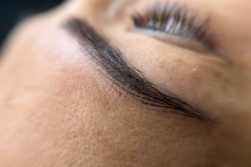 Dettaglio ravvicinato di un sopracciglio, pelo per pelo